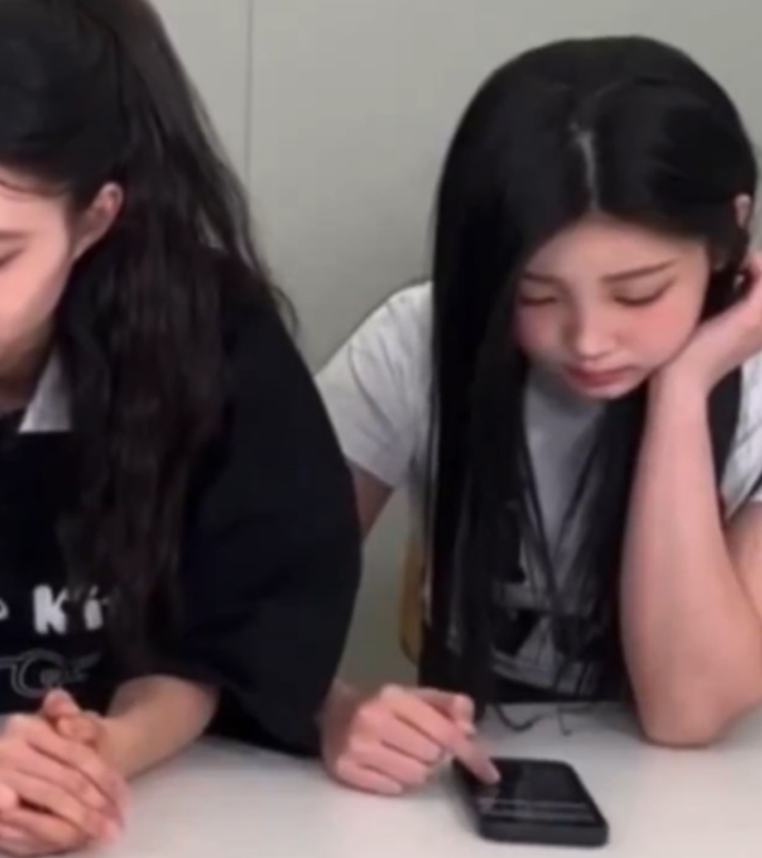 ILLIT沅禧直播刪惡評(píng)是“苦肉計(jì)”？ 工作人員中途遞手機(jī)