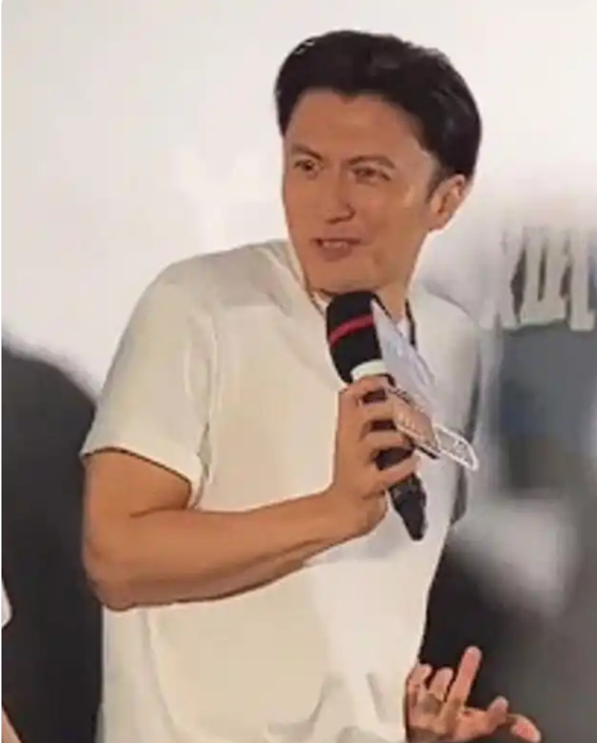 王陽(yáng)明拒絕和粉絲比愛心 說(shuō)自己不比娘炮動(dòng)作引爭(zhēng)議