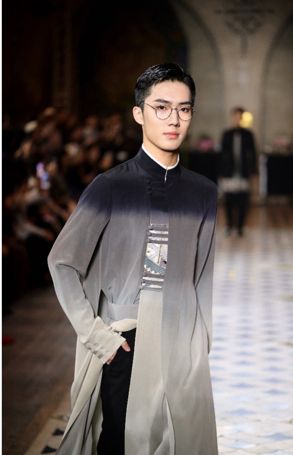 青年演員溫淳棣 攜手國風(fēng)高定設(shè)計師熊英亮相巴黎時裝周