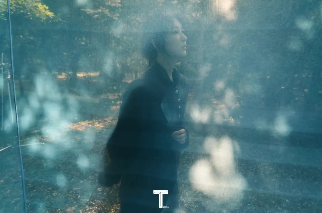 楊紫  感知明暗的流轉(zhuǎn)與交織/芒果體育