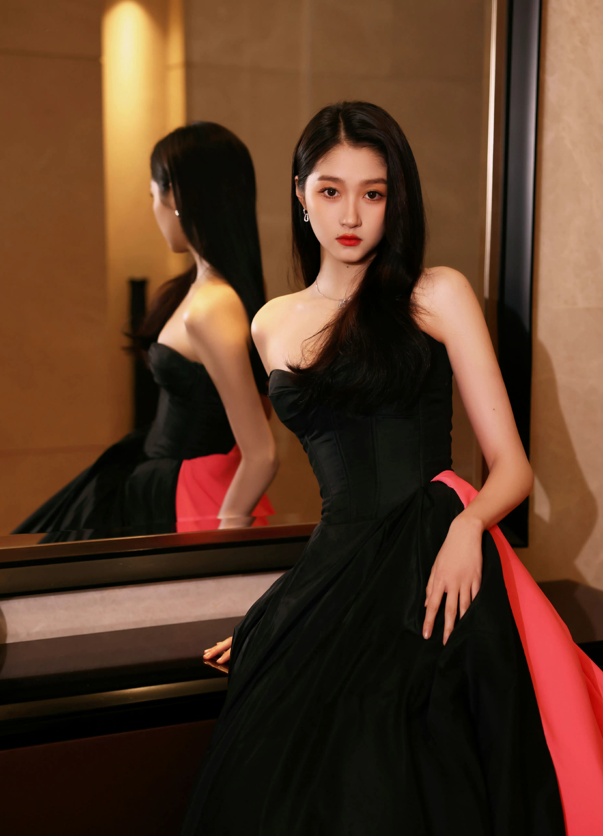 001OXMtPgy1h9ij8tvcghj62vc3z4b2902.jpg 關(guān)曉彤國劇盛典/芒果體育