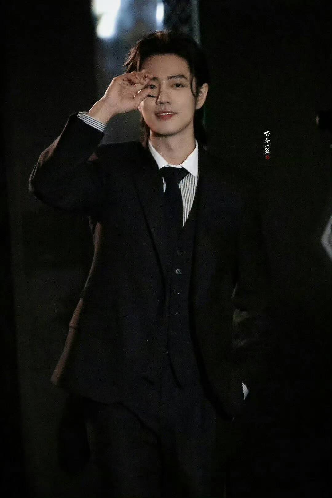 肖戰(zhàn)西裝狼尾亮相新加坡活動 /芒果體育