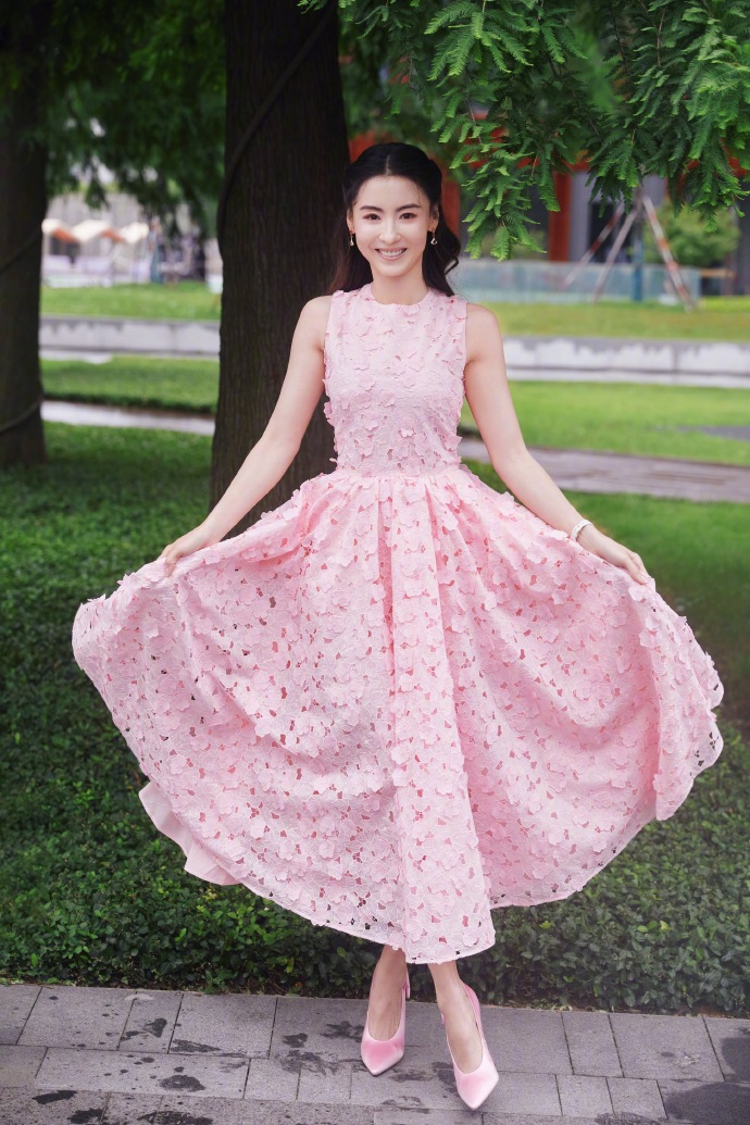 1.jpeg 張柏芝受邀出席DV 2024春夏大秀/芒果體育